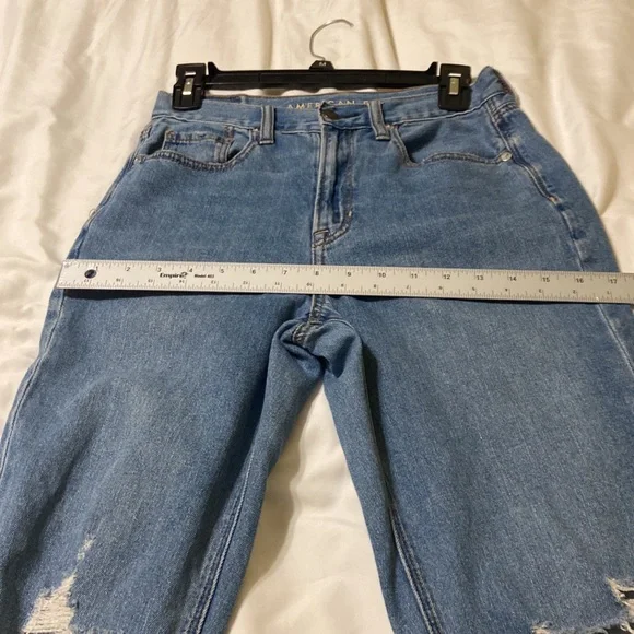 American Eagle Mom Jean Sz 2 Long worn, ripped, distressed cool jeans, light - Picture 6 of 13